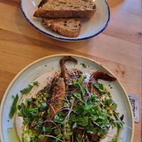 Gebratene Karotten mit Bohnenhummus at Chutnej in Prague