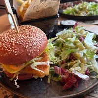 Crispy chicken burger menu w/fries and salad at Reed in Luxembourg City