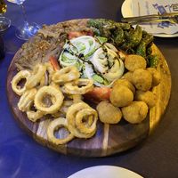 La tabla vegana (Vegan sharing platter) includes vegan calamares a la andaluza, mushroom croquetas, LTC salad, pimientos del Padrón and fried mushrooms. Absolutely amazing! 20€ at Las Tablas del Campillín in Oviedo