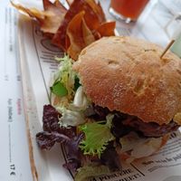 Hamburguesa vegana Beyond con totopos (pan fino frito sin sal) at Gure Etxea in Pamplona