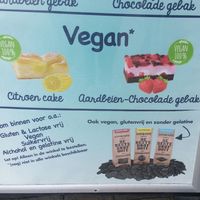 Sign with vegan lemon custard cake and strawberry cheesecake at MultiVlaai in Zaandam
