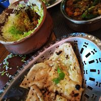 Arroz Biryani de vegetales, Pan con ajo at India Curry House in La Fortuna