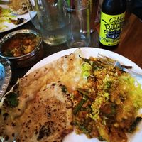 Pan de ajo y pan de queso, arroz briyani, curry de vegetales at India Curry House in La Fortuna