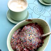 vegan dark choclate spaghetti style ice cream w/ sprinkles & coffee w/ oat milk 🍨 at Eislust in Kassel