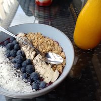 Acai bowl und orangensaft at Manarins in Neustadt