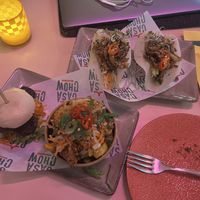 Tempeh bun, paddestoelen op het rekje en friet met jackfruit. Jam jam    at Casa Chow in Gouda