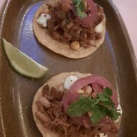 Tacos met jackfruit, zoetzure rode ui, bonensalsa en jalaopenomayo. at Casa Chow in Gouda