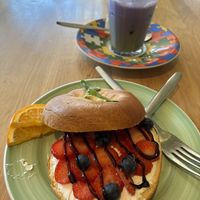 Summer bagel: brioche with ‘cream cheese’, strawberries, blueberries and balsamic vinegar. It’s tasty, but the bagel was too dry. at Bagels & Beans - Biltstraat in Utrecht