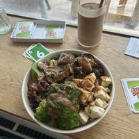 Peanut veggie bowl with tofu and cocao protein shake  at Oliver Green - West in Amsterdam