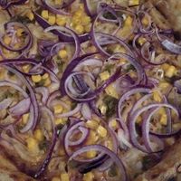 BBQ Pizza with vegan chicken strips at Vegan Pizza Project in Hamburg