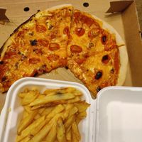Vegan pizza and chips  at Popas Kitchen & Bar in Anderby Creek