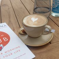 Flat white with oatmilk and sustainable, sparkling water at Café Geschwisterherzen in Krefeld