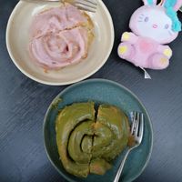 Matcha und Strawberry-Bun at Calm Coffee in Berlin