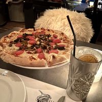 Vegan Pizza with Mango Mule cocktail #Veganuary at Kitchen Bar in Thessaloniki