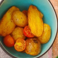 Baked potatoes with their peel and tomatoes at Bookeria in Rovinj