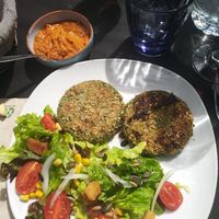 Veggie burger de espinacas con ensalada y romesco at El Molí de les Pipes in Arbucies