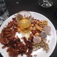 Frutos secos con chupito de moscatel at El Molí de les Pipes in Arbucies