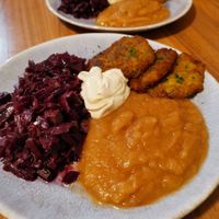 Erdäpfelpuffer mit Apfelmus, Cashew-Sauerrahm und Rotkraut mit Räuchertofu at Sattva Vegan in Vienna