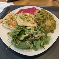 Gemüse-Uttapams (indische Pfannkuchen), dazu Fisolen-Kartoffel-Gemüse, Rote-Rüben-Jogurt-Soße, Koriander-Chutney und gemischter Salat at Sattva Vegan in Vienna