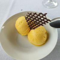 Sorbete de mango (chocolate no vegano) at El Romani in Breda