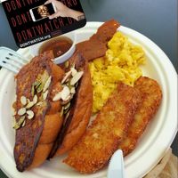 "Desayuno Completo" tostadas francesas usando pan de mallorca at Lokales in Bayamon
