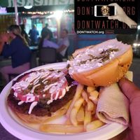 Caprese Vurger🌱🍔 (burger patty, pesto de nueces y albahaca dulce, [el mío fue sin queso mozzarella vegano], tomate, vegan mayo en pan brioche vegano) #Veganuary at Lokales in Bayamon