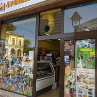 Vegan ice cream announced outsidd (green post) at Los Valencianos in Villaviciosa