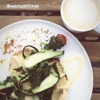 Tosta de Húmus com vegetais, latte leite aveia  at Sunrays Kitchen in Lagos
