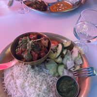 Vorne der Vegane Chili Tofu, hinten eine Auswahl aus Vegetarischen Spezialitäten.   at Ravintola Siddhartha in Haemeenlinna