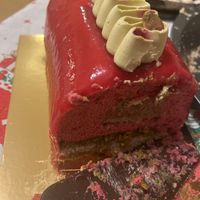 Raspberry-pistachio log   at Vegateau in Montreal