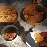 Fideua, vegalomo, jackfruit al ajillo con gisantes y no-jamon y nuggets y croquetas at Contracorriente in Ourense