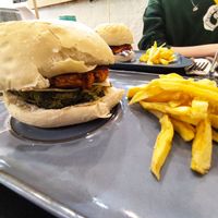 Hamburguesa "riquiña" con patacas at Contracorriente in Ourense