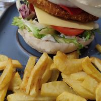 Burguer con patatas at Contracorriente in Ourense