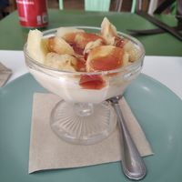 Crema de vainilla con canela y fruta fresca at Contracorriente in Ourense