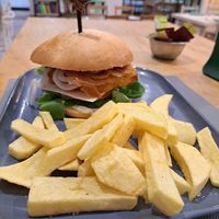 Vegan burger with hand-cut fries at Contracorriente in Ourense