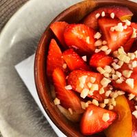 Cremoso de vainilla con fresas 🍓   at Contracorriente in Ourense