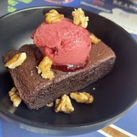 Brownie vegano con helado de frambuesa   at Tizar Gourmet Restaurante y Taperia in Ourense