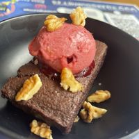 Brownie vegano con helado de frambuesa   at Tizar Gourmet Restaurante y Taperia in Ourense