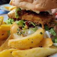 🍔 y 🍟 at Tizar Gourmet Restaurante y Taperia in Ourense