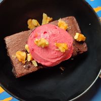 Brownie con helado de frambuesa at Tizar Gourmet Restaurante y Taperia in Ourense