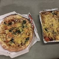 Pizza Vermont und Nudelauflauf at Smiley's Pizza - Altona in Hamburg
