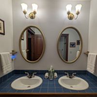 Curlew bathroom at Gardenview Estate Bed & Breakfast in Kettle Falls