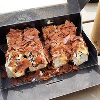 Habibi Durce Sushi. Crunchy Topping mit karamellisierten Zwiebeln at Loco Sushi in Hamburg