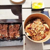 Habibi Dulce & Crunchy Flower BBQ, dazu separat etwas Mango at Loco Sushi in Hamburg