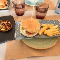 Hamburguesa vegana y maritosta vegana  at La Época de Maricastaña in Aguadulce