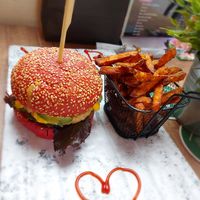 Chicken burger met zoete aardappel frietjes at Vegan Temple Bar in Amsterdam