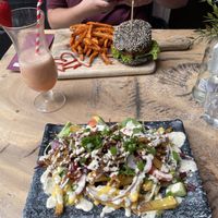 Hamburguesa de pan negro y patatas con smoothie de plátano y fresa.  at Vegan Temple Bar in Amsterdam