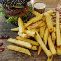Bacon Burger mit Pommes at Vegan Temple Bar in Amsterdam