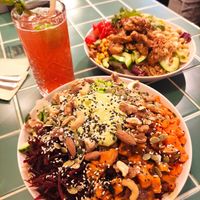 Avocado Bowl (vorne) Mexican Bowl (oben) und eine Erdbeer-Zitronen-Limo at Kaspar Schmauser in Nuremberg