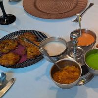 Pakoras vegetales y salsas variadas (una vegana, de mango y cebolla), todo buenísimo at Royal Tandoori in Oviedo
